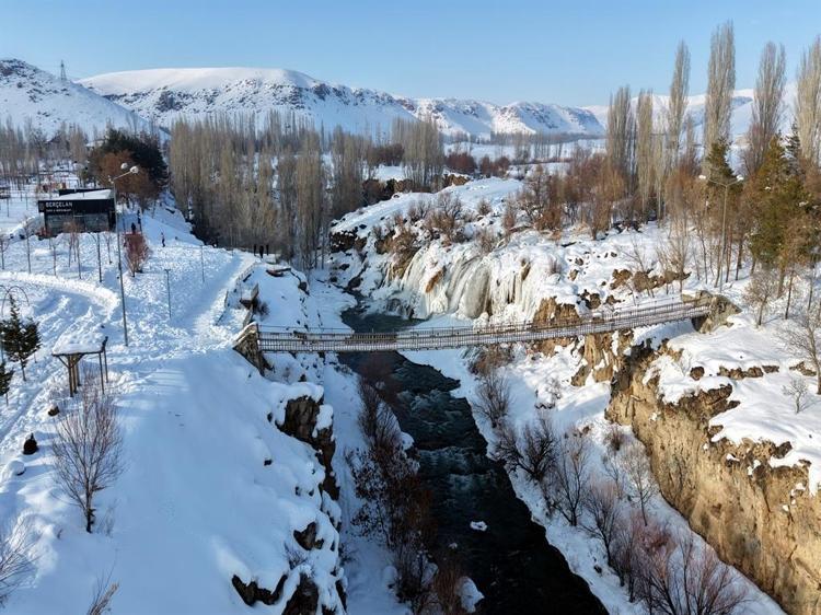 MURADİYE ŞELALESİNİN GÖRÜNTÜSÜ ÇOK ETKİLEYİCİ