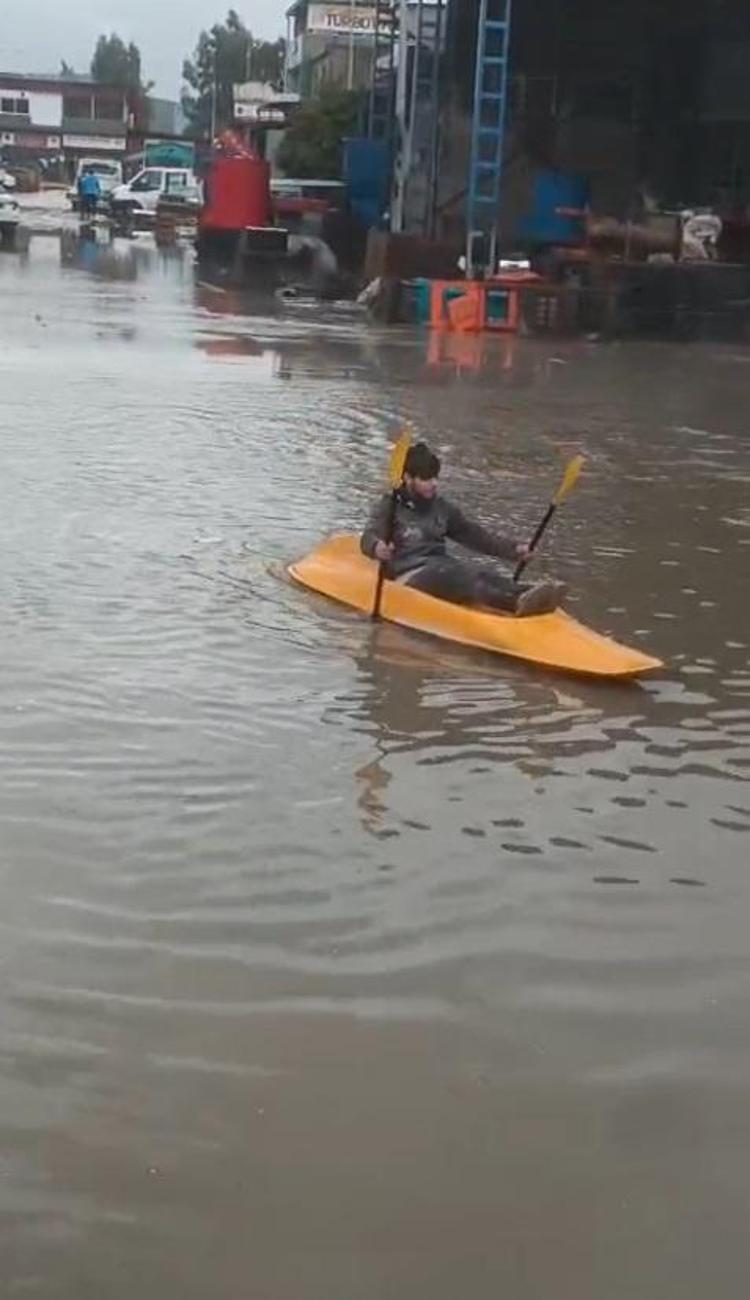 SU BİRİKİNTİSİNDE KANOYLA GEZDİ