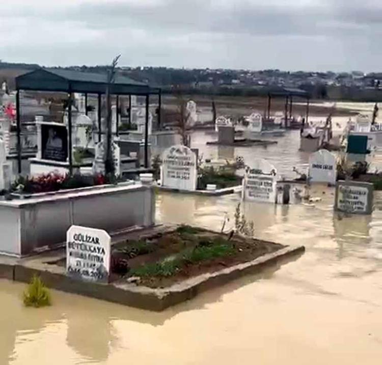 MEZARLIKLAR SULAR ALTINDA KALDI