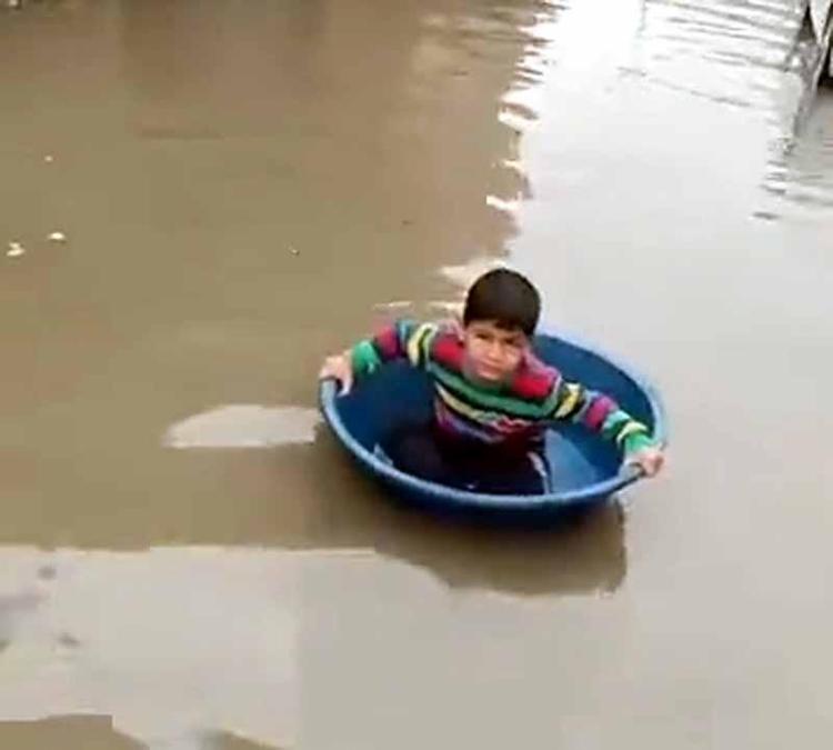 SU DOLU SOKAKTA LEĞENLE YÜZDÜ