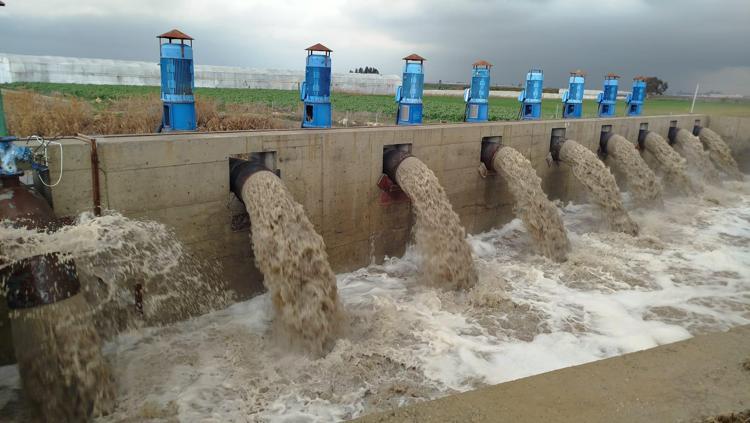 TARSUSTA TARLALARI POMPALAR KURTARDI