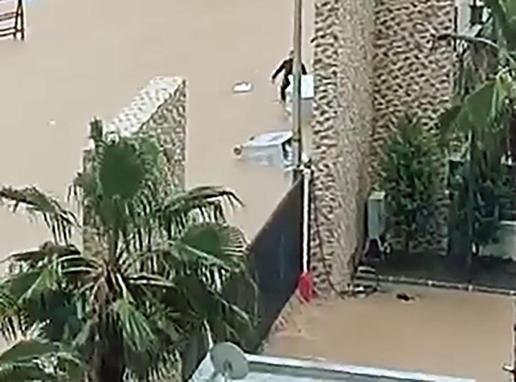 APARTMANIN GİRİŞ KAPISI SULAR ALTINDA