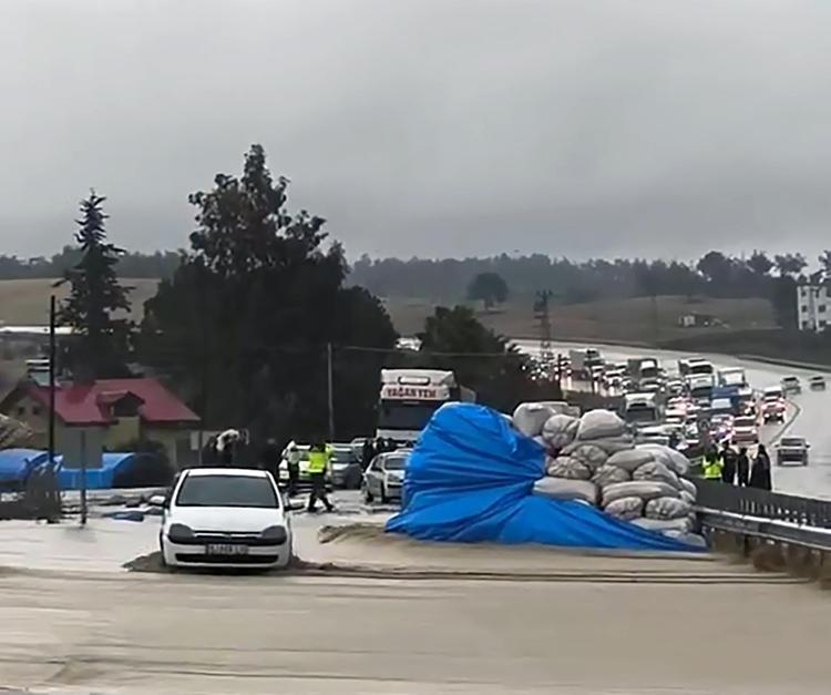 İŞ MAKİNELERİYLE KARŞIYA GEÇTİLER