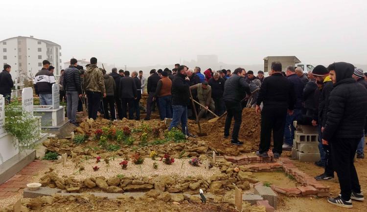 ANNE VE OĞLU YAN YANA TOPRAĞA VERİLDİ