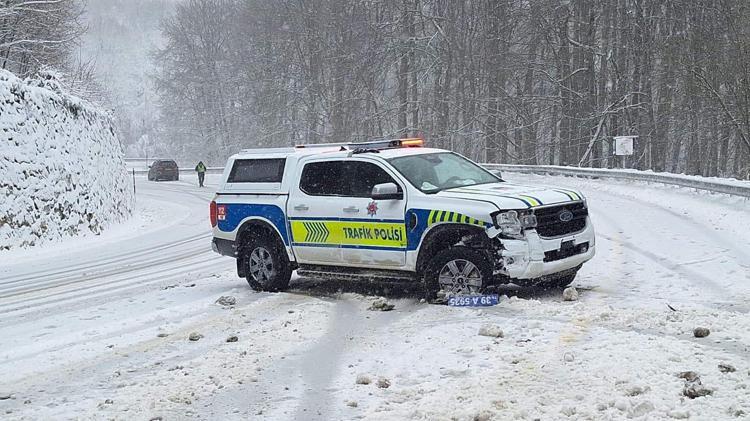 KAYAN ARAÇLAR BARİYERLERE ÇARPTI