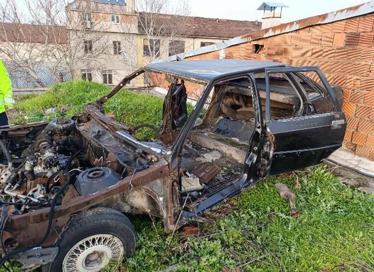 ÇEKİCİ İLE ÖNCE KENDİ ÇATISINA SONRA KOMŞU DÜKKANIN ÇATISINA TAŞIMIŞ