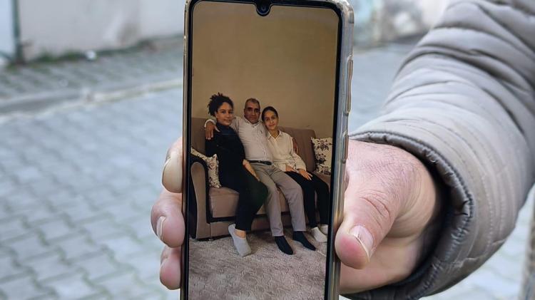 YAN YANA TOPRAĞA VERİLDİLER