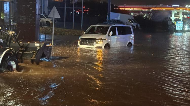 ÇOK SAYIDA EV VE İŞ YERİNİ SU BASTI