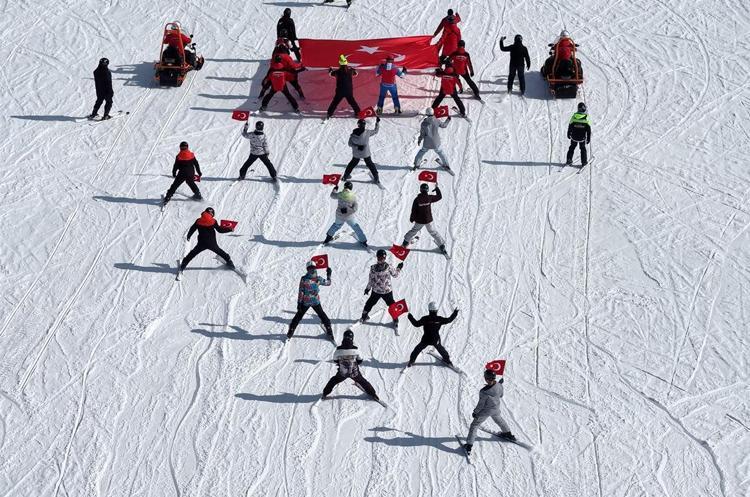 BAŞSAVCI KORKMAZ: TOPLUMA YENİDEN ENTEGRE OLMALARI İÇİN KAYAK SPORUNU SEÇTİK