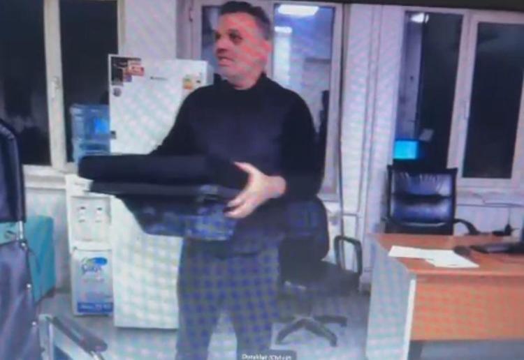 TABANCA SES YAPMASIN DİYE BEZİN İÇİNE SAKLAMIŞ