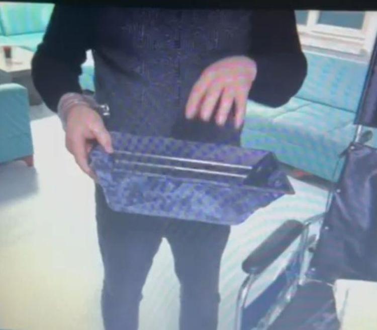 X-RAY CİHAZININ YANINDAN GEÇTİ