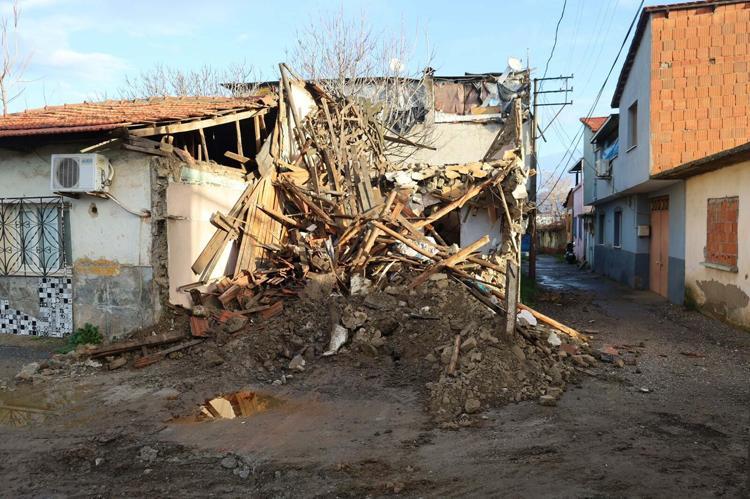 METRUK EV YERLE BİR OLDU