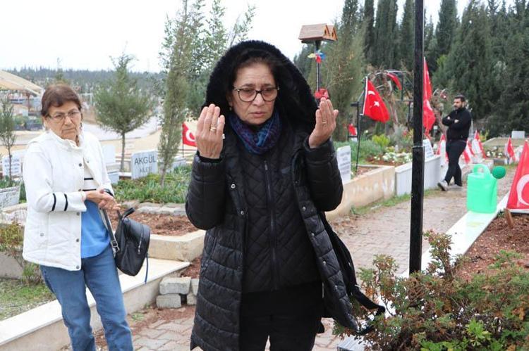 FANATİK FENERBAHÇELİYDİ, MEZARI TAKIM BAYRAKLARI ASILDI