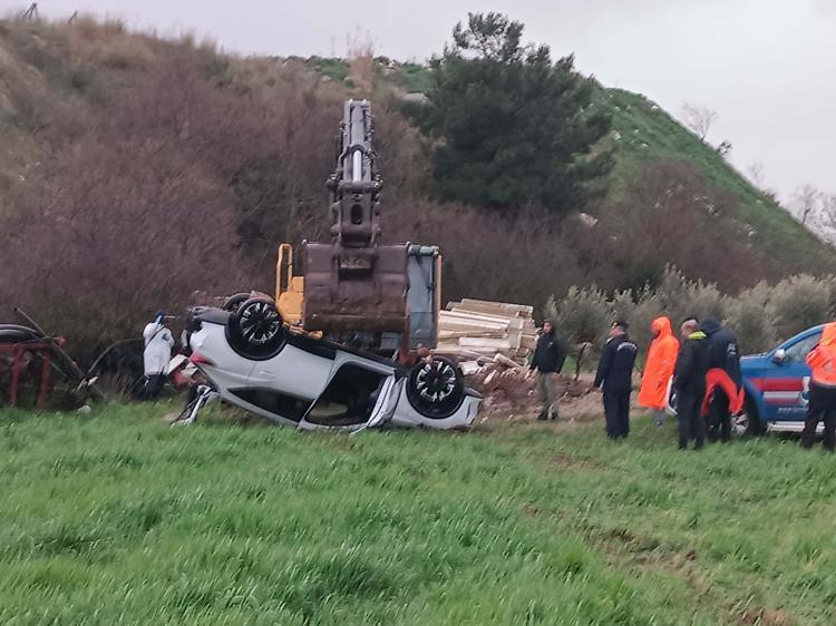 OTOMOBİL DERE YATAĞINDAN ÇIKARILDI