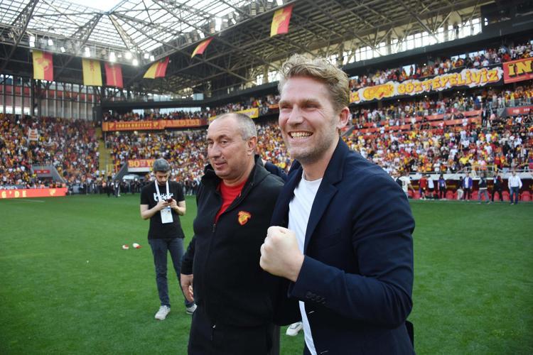 KÜLLERİNDEN DOĞDU