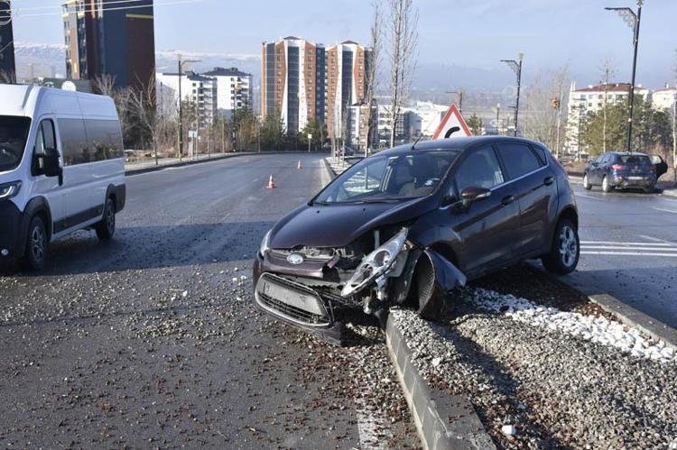 51 ARAÇ KAZAYA KARIŞTI; 3 YARALI