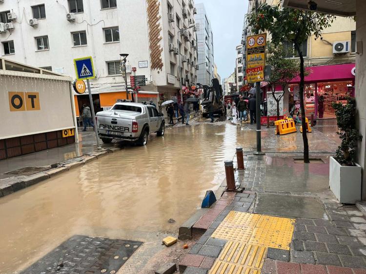 1 SÜRÜCÜ MAHSUR KALDI