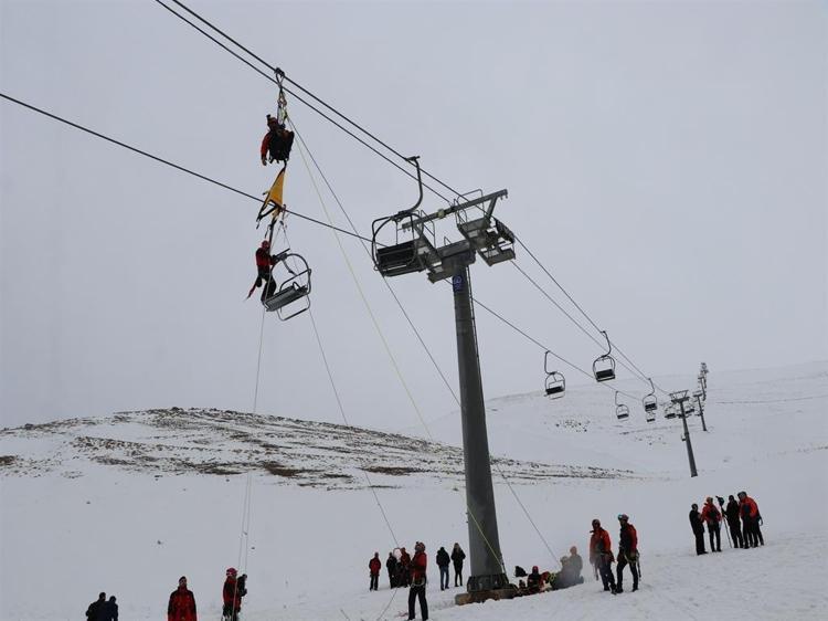 SENARYO GEREĞİ 2 KİŞİ ÇIĞ ALTINDA ÇIKARTILDI