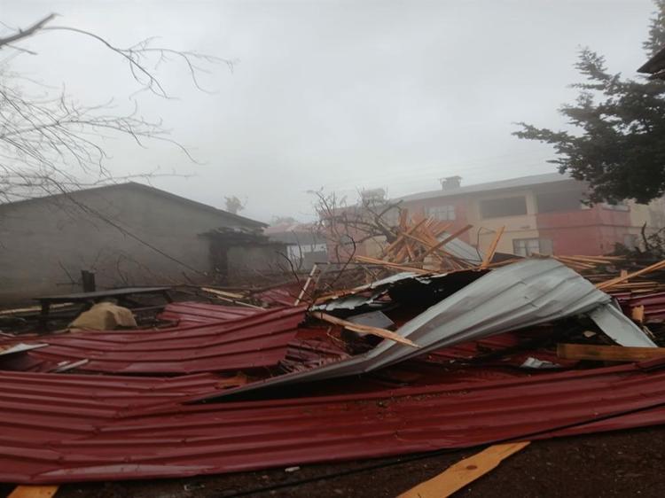 MERSİNDE ÇATILAR UÇTU