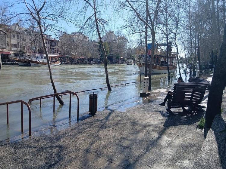 EV VE AHIRLARI SU BASTI