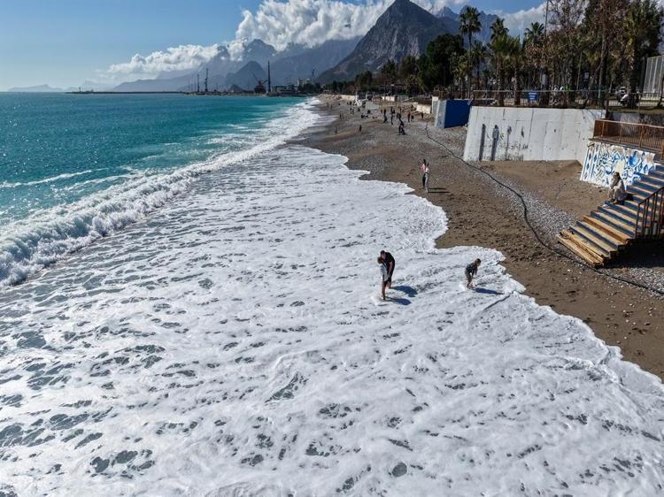 GÜNEŞLİ HAVAYI FIRSAT BİLİP DENİZE GİRDİLER