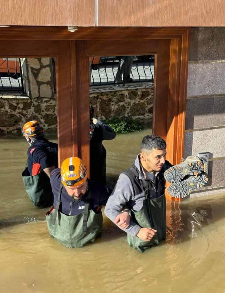 SİTE BAHÇELERİ VE OTOPARKLAR SU ALTINDA