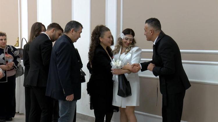 BUGÜNÜ TERCİH ETMEMİZİN NEDENİ İKİSİNİ BİR ARADA ÇIKARMAK Nikah tarihlerini bu özel gün olan 14 Şubat Sevgililer Gününe denk getiren Rıdvan Beycan-Esra Kızılboğa çifti mutluluklarını paylaştı. Rıdvan Beycan, Bugünü tercih etmemizin sebebi ikisini bir arada çıkarmak. Bir taşla iki kuş vurmak. Hem öyle bir şey oldu. Hem de böyle güzel bir günde güzel bir anımız olsun hepsi bir arada olsun dedik ifadelerini kullandı.