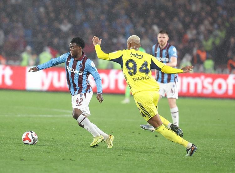 İLK YARILARDA FENERBAHÇE FARKI