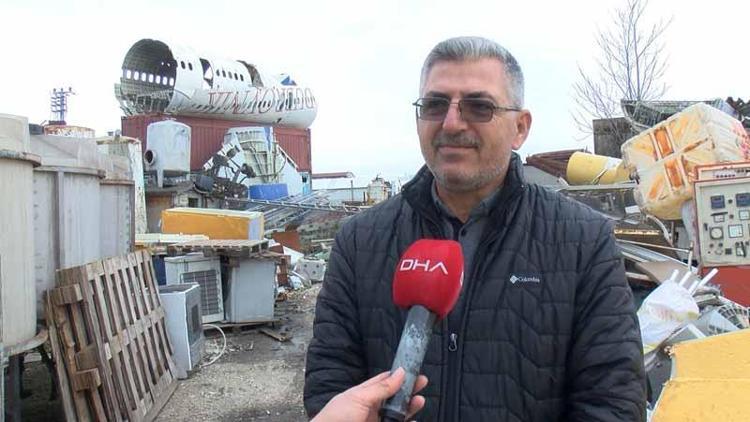 BİRKAÇ PİLOT, UÇAĞIN FOTOĞRAFINI ÇEKMEK İÇİN ZİYARETE GELDİ