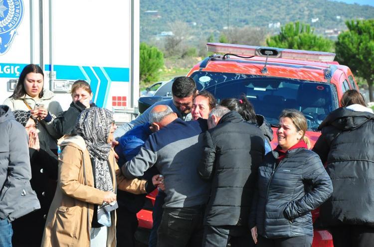 ANNE VE BABASI GÖZYAŞLARINI TUTAMADI