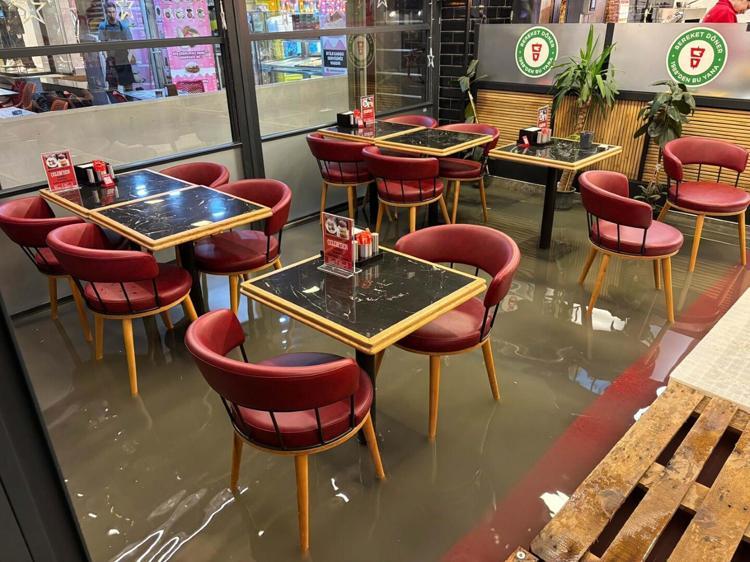 DEPOLARI VE İŞYERLERİNİ SU BASTI