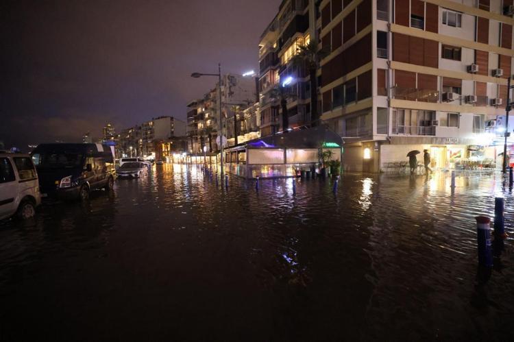 RÜZGÂR ÖĞLEDEN SONRA GÜÇLENDI
