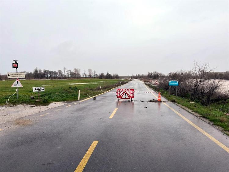KÖY YOLU ULAŞIMA KAPANDI