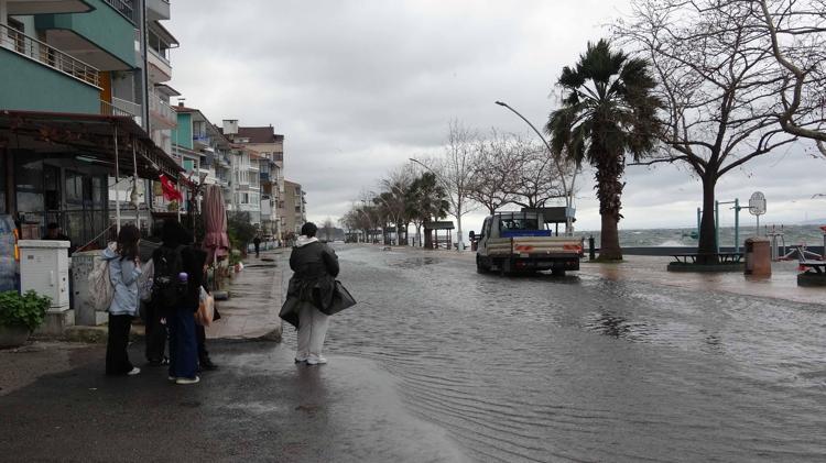 AÇIK OTOPARAK SUYLA KAPLANDI