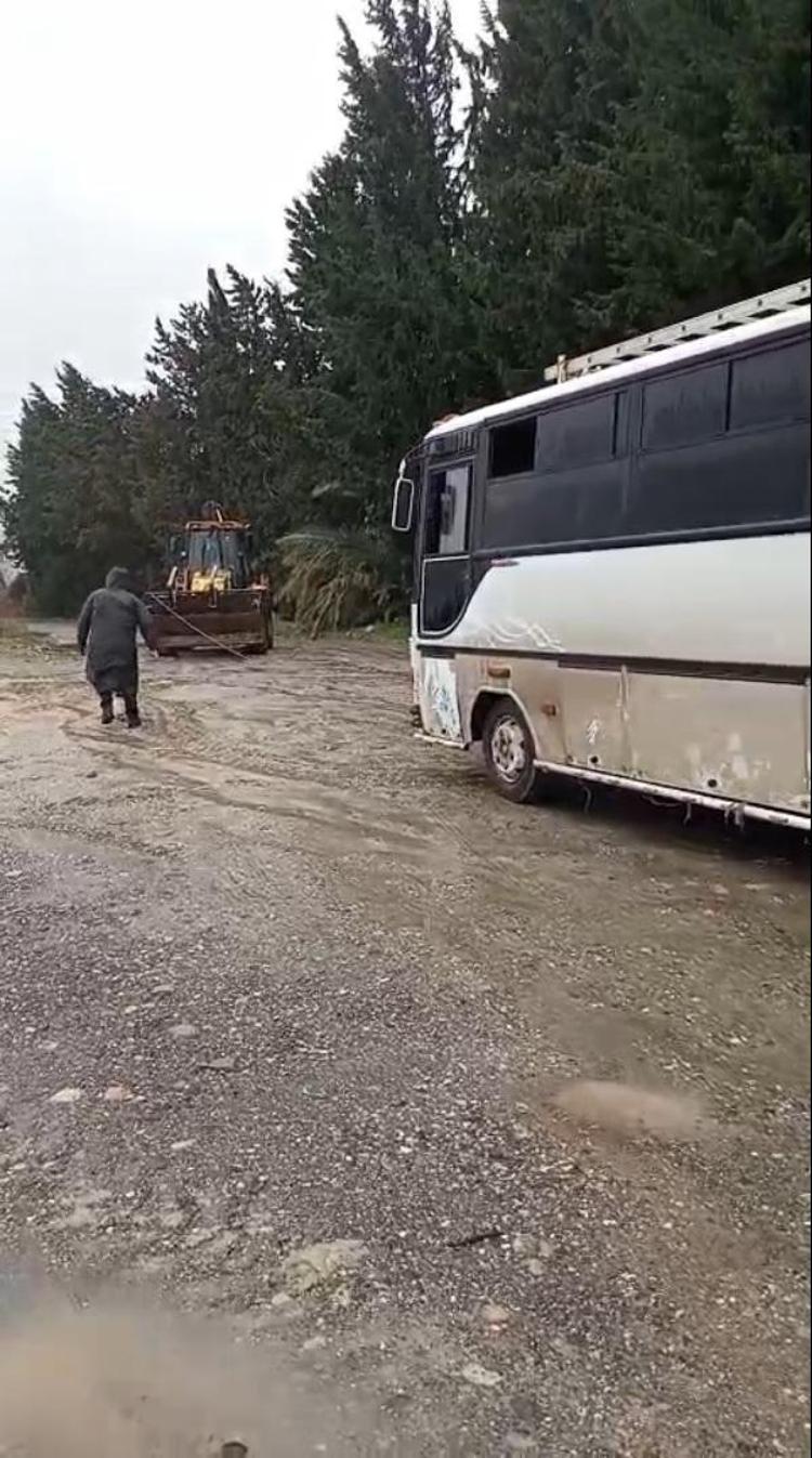 SERVİS MİDİBÜSÜ DERE YATAĞINDA MAHSUR KALDI