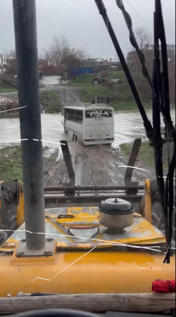 EVİN ÜZERİNE AĞAÇ DEVRİLDİ