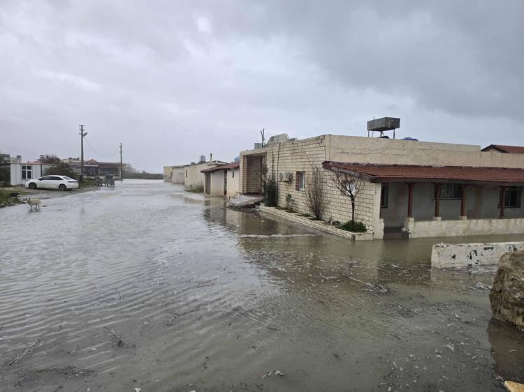 SAHİL ŞERİDİNİ SU BASTI