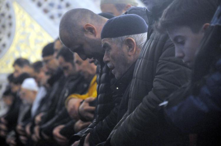 CEMAATLE İLK NAMAZ KILINDI