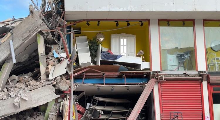 BİTİŞİKTEKİ ALIŞVERİŞ MERKEZİNİN DE DUVARLARI YIKILDI