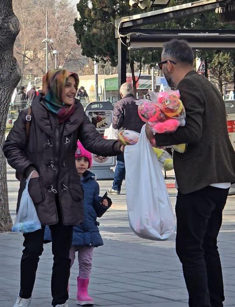 ‘SABAHA KADAR OYUNCAKLARLA UYUMUŞLAR’