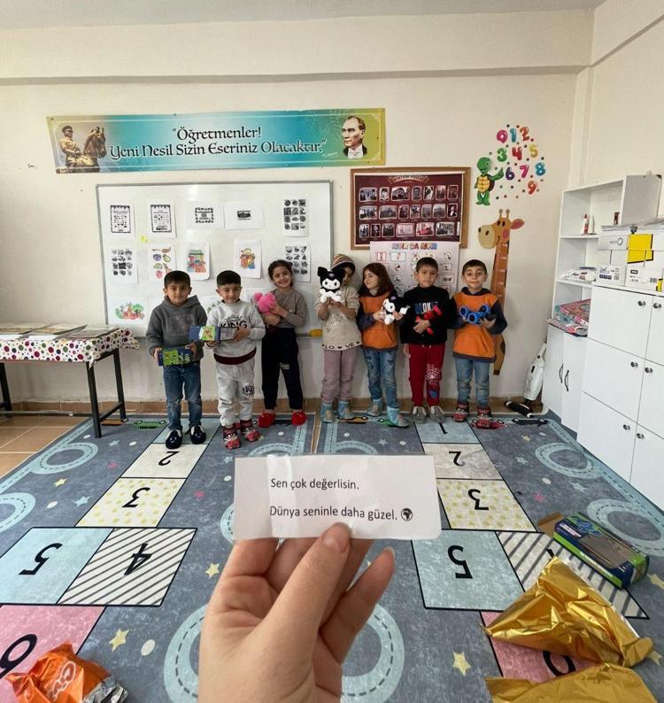 ÇOCUK GÜLERSE, DÜNYA DÜLER