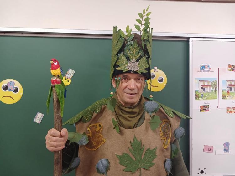 ÇOCUKLAR İÇİN ELBİSE DİKTİRDİ