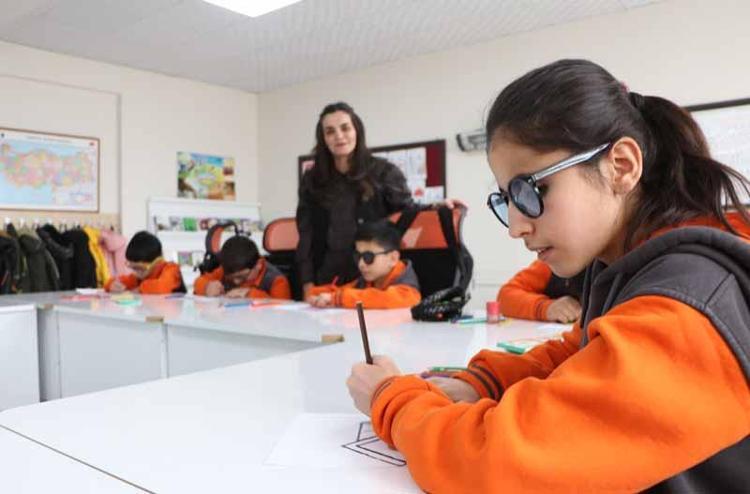 TOPLUMSAL HAYATA UYUM SÜREÇLERİNE KATKI SUNUYOR