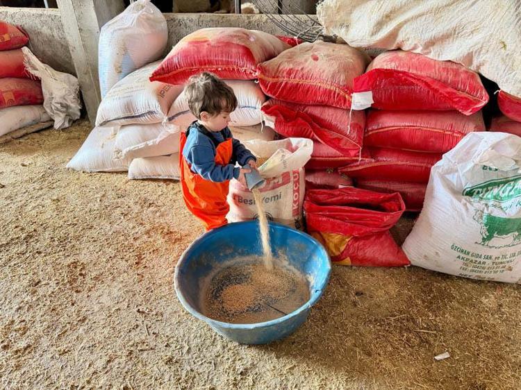 YERLİ ÜRÜNLER TÜKETİYOR