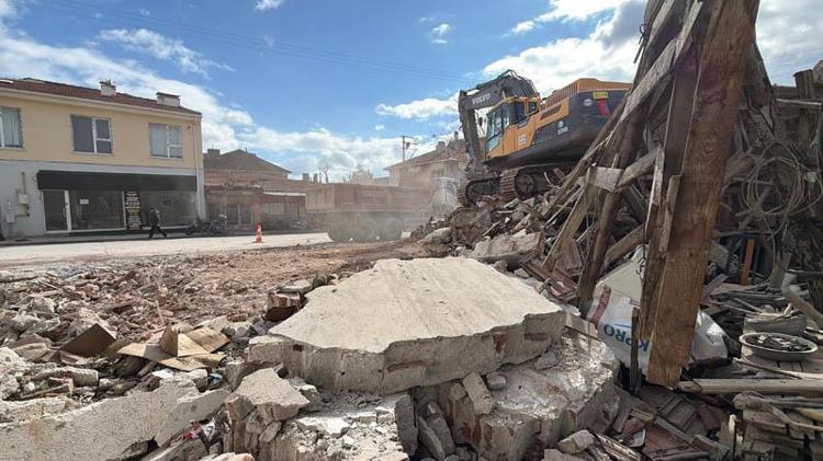 ‘YIKIM YAPARKEN BENİM DUVARI DA GÖTÜRDÜLER’