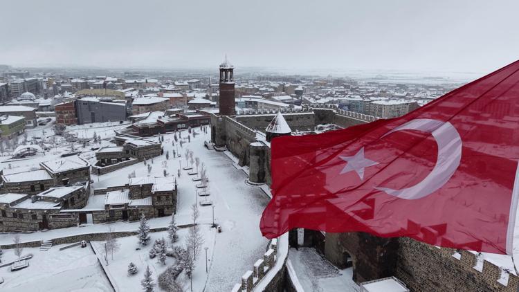 KAR ALTINDAKİ KENT DRON KAMERASINDA