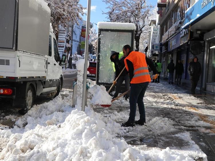 BAŞKALEDE KAR KALINLIĞI 30 SANTİMETREYİ AŞTI