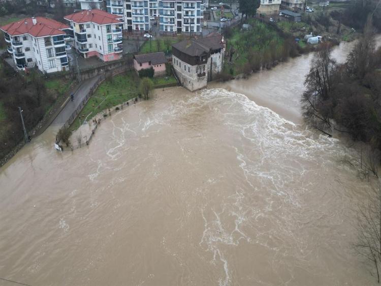 DOĞAL ŞELALE OLUŞTU