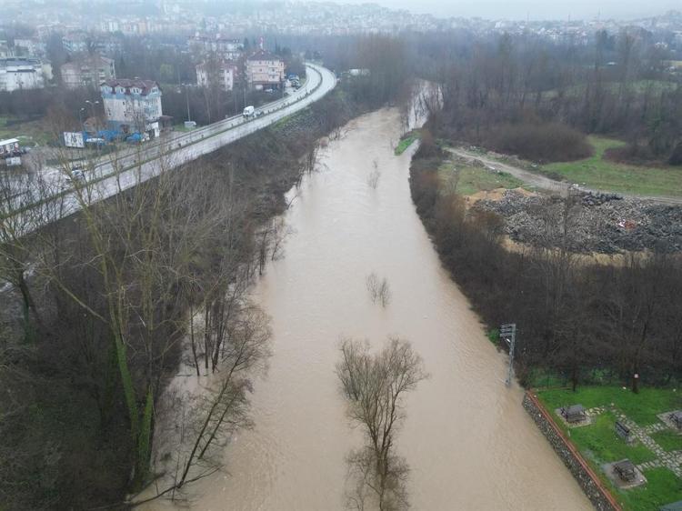 İNKUMU PLAJI ÇÖPLE DOLDU