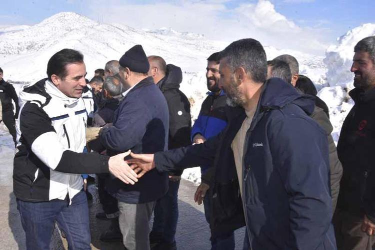 KÖYLÜLERLE SOBA BAŞINDA SOHBET ETTİ